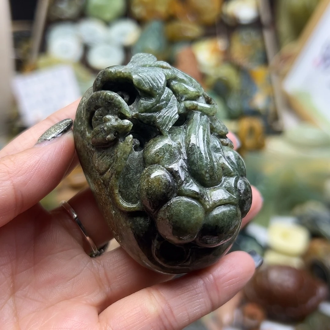 岫岩河磨玉（透闪石质玉）未镶嵌颈饰河磨玉福窝手玩有瑕