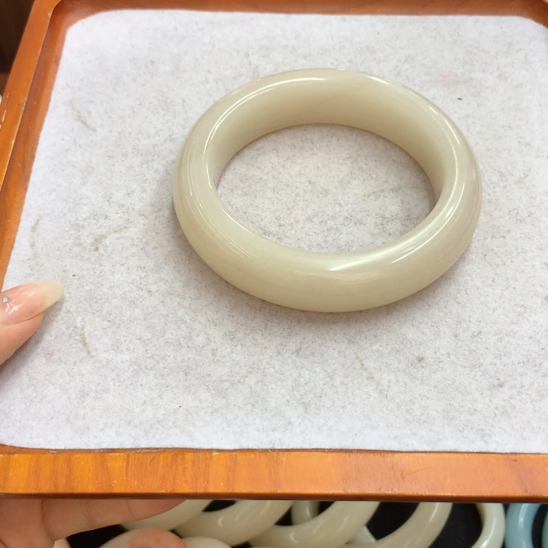 石英质玉未镶嵌手镯