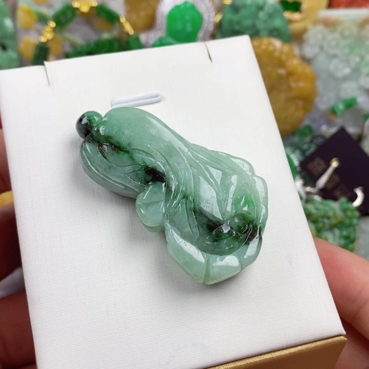 翡翠未镶嵌吊坠(赠链)