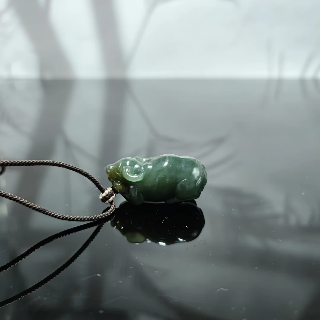 I和田玉牛气冲天吊坠1148