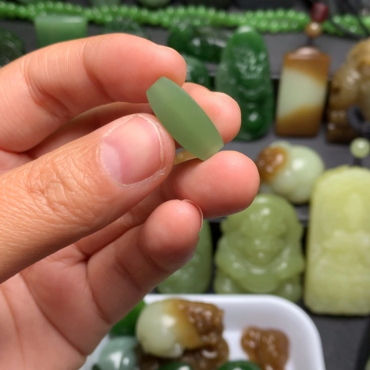****妙和田玉未镶嵌颈饰