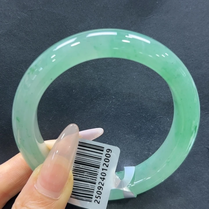 哆***儿石英质玉（非洲翠）未镶嵌手镯