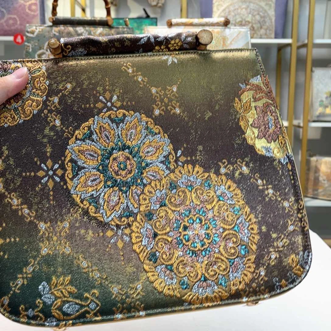 落***梦织绣高定风雨中的花朵，倔强又美丽。