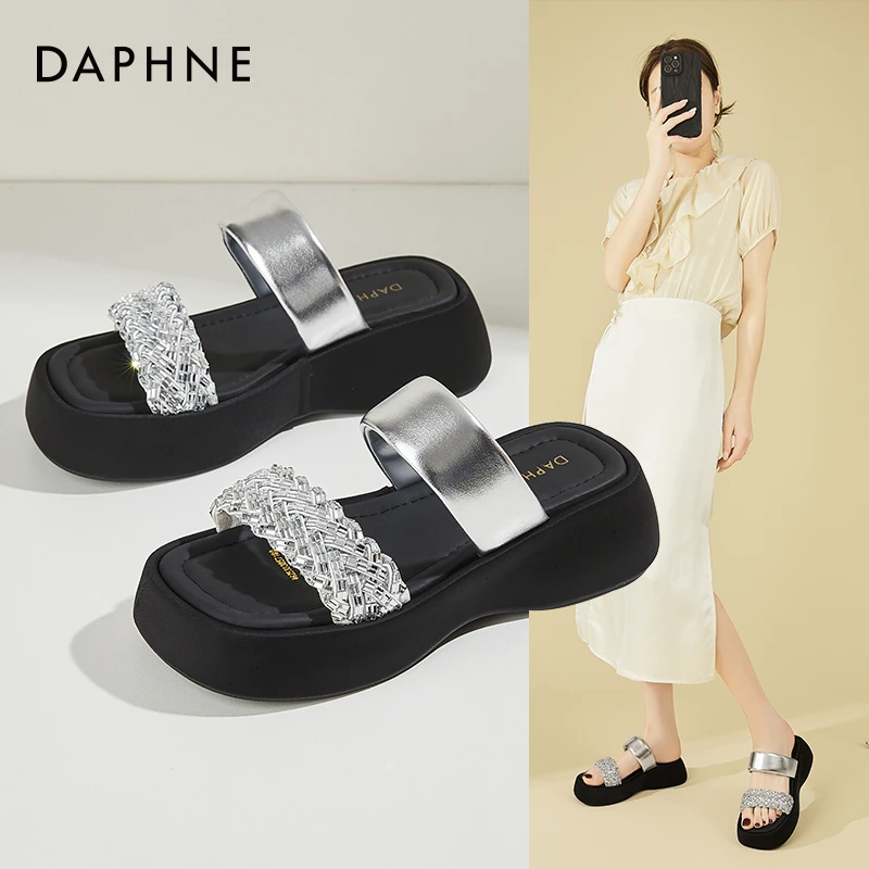 Daphne/达芙妮水钻高级感厚底拖鞋女外穿坡跟增高时尚一字凉拖鞋