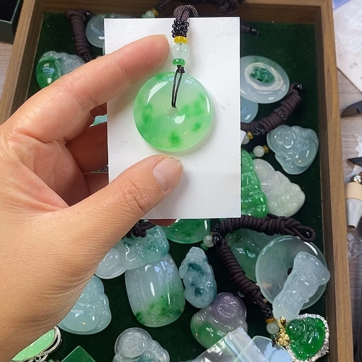 神***嘢翡翠未镶嵌颈饰平安扣