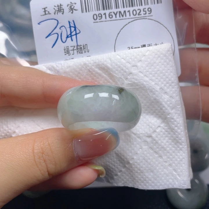 二***哥吊坠(不含链)未镶嵌翡翠