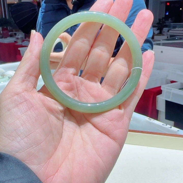 浅****和田玉未镶嵌手镯093