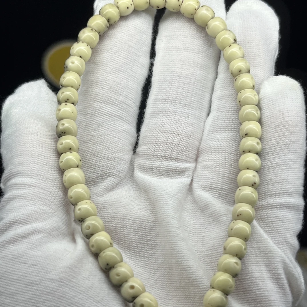 石玉料绿包白通体大半壁留白6x5股珠，原生态星月菩提，一物一图