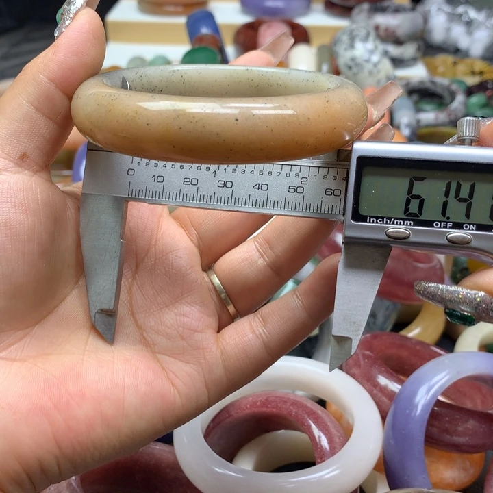 未镶嵌手镯石英质玉
