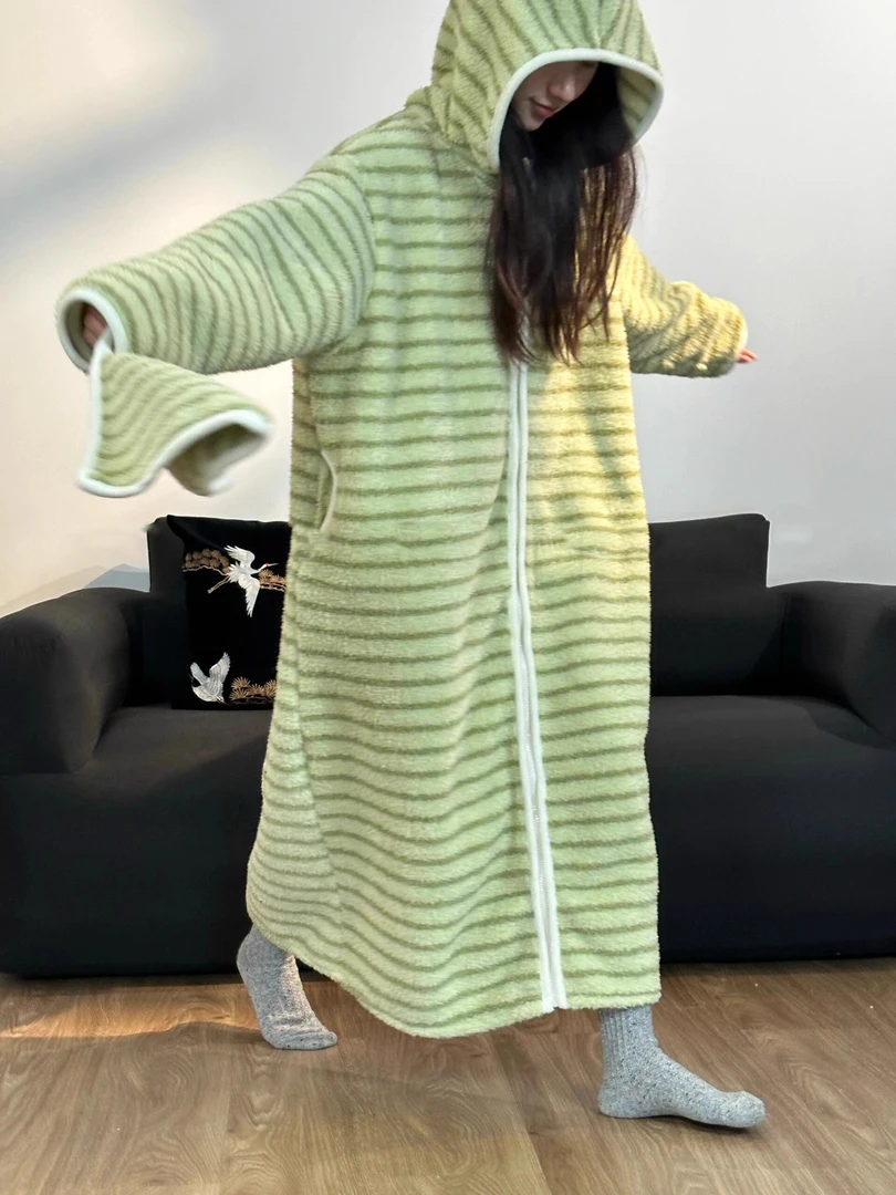 韩系少女条纹连帽珊瑚绒睡衣女款冬季新款大码加厚保暖家居服睡袍