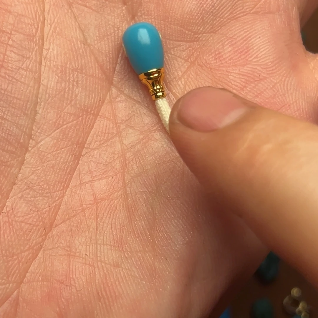 顾***介绿松石未镶嵌颈饰