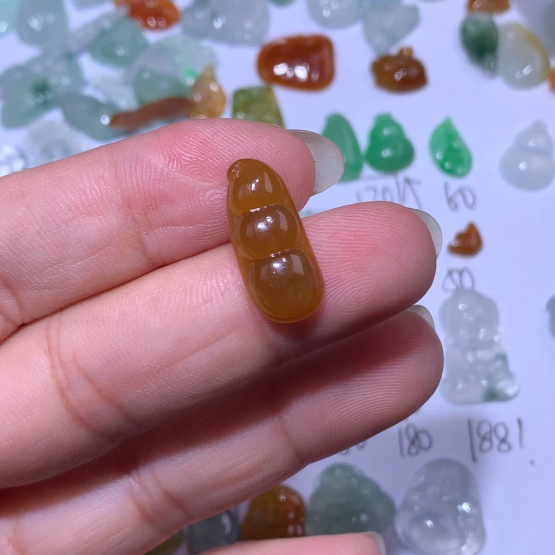 翡翠未镶嵌颈饰豆