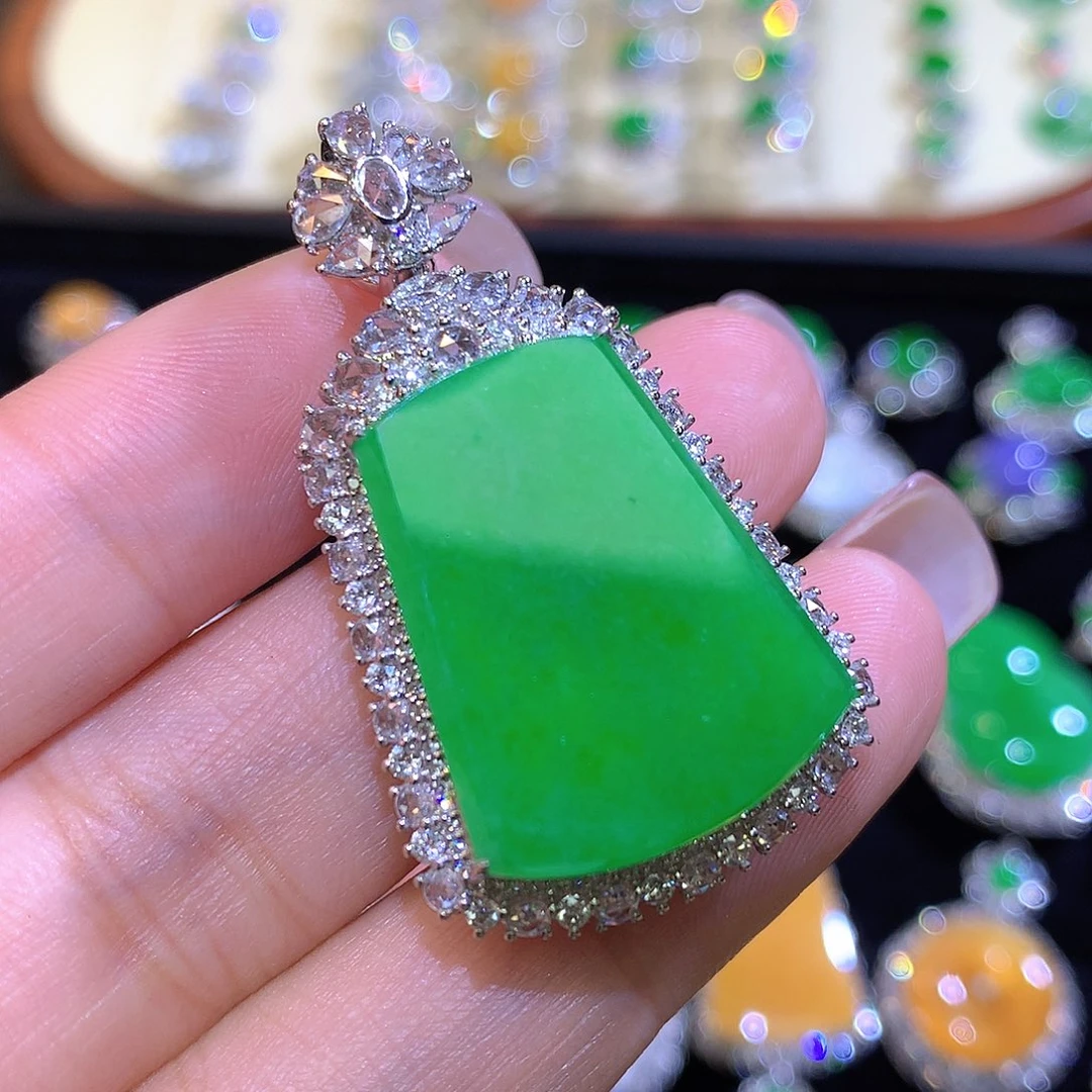 翡翠18K金镶嵌颈饰高冰满绿无事牌吊坠