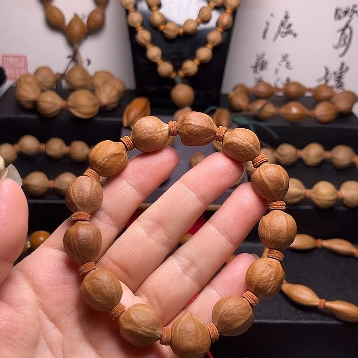 手串橄榄核红底蜜桃臀14.17