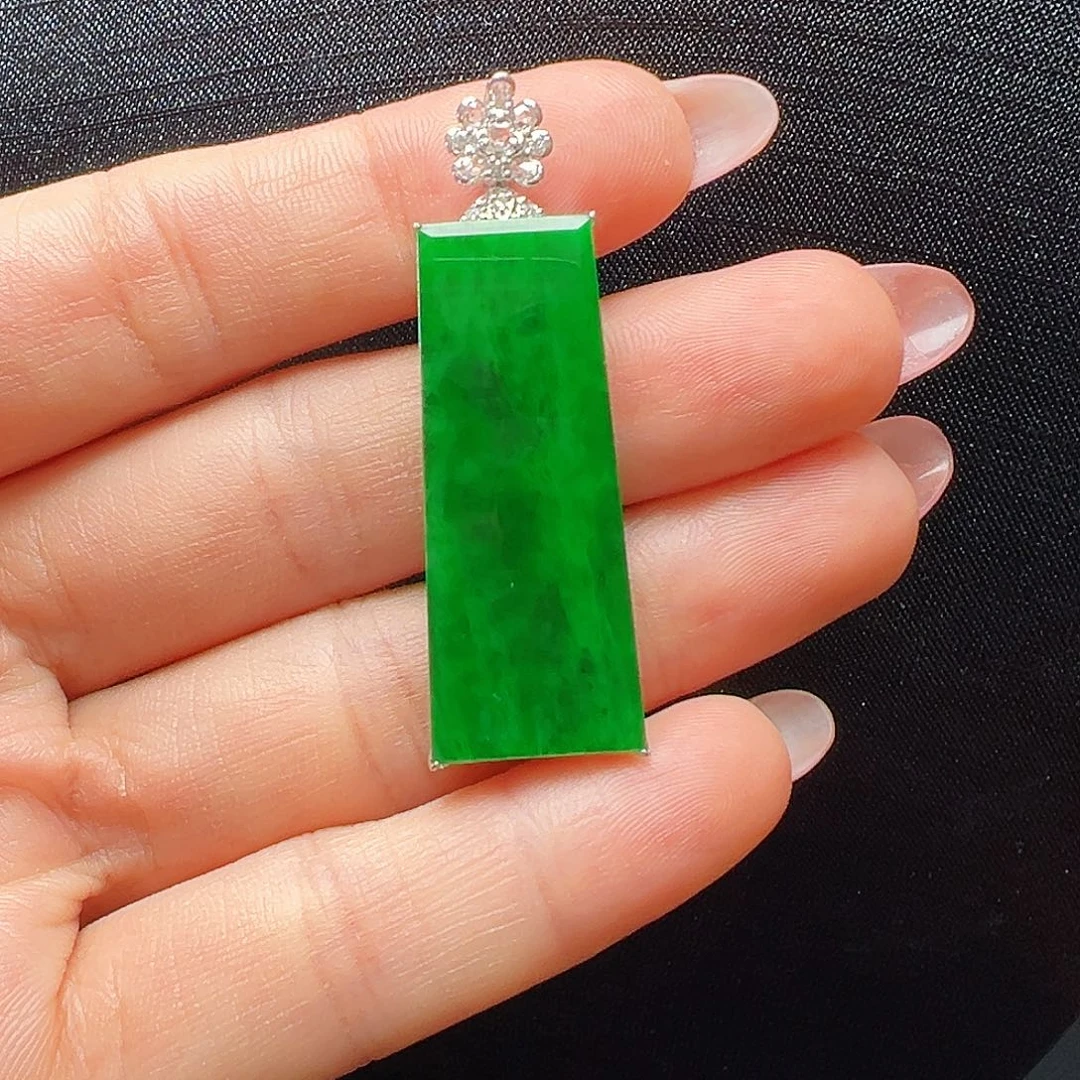 翡翠18K金镶嵌颈饰无事牌吊坠