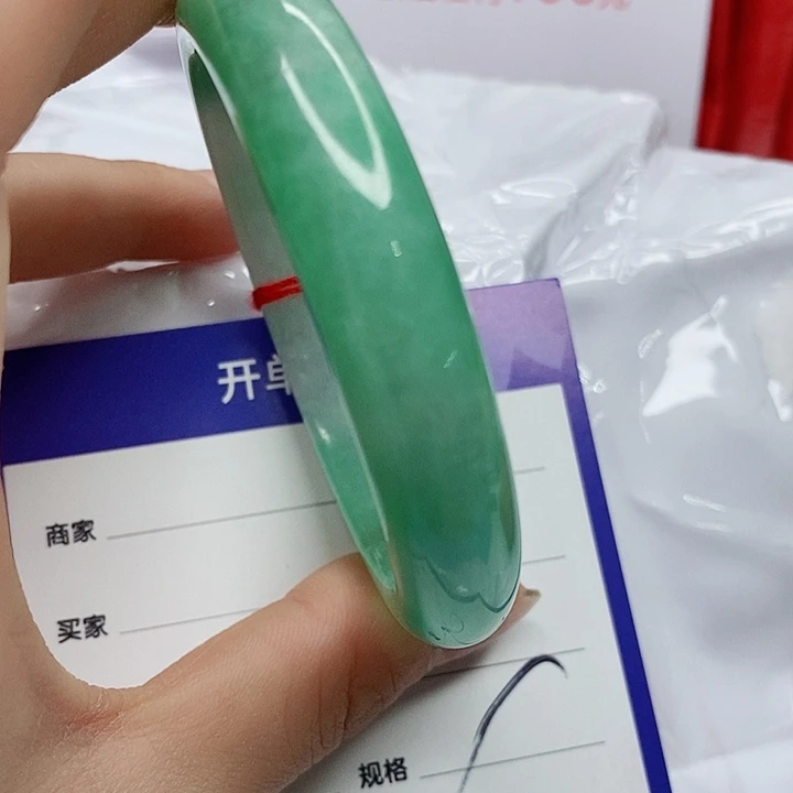 翡翠手镯未镶嵌翡翠