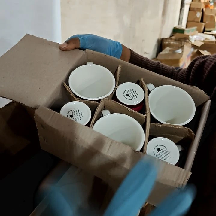 盘子碗茶壶啥都有