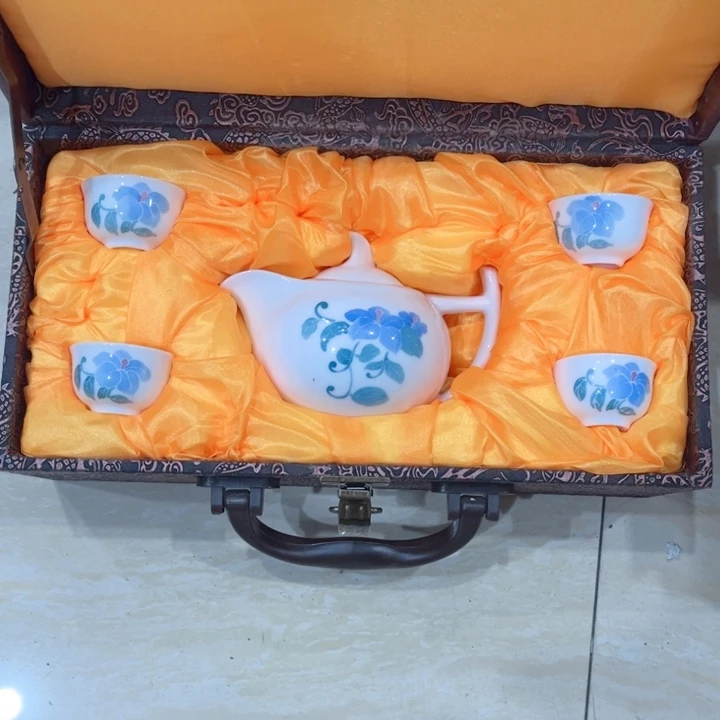 杯釉下五彩的瓷器和瓷器