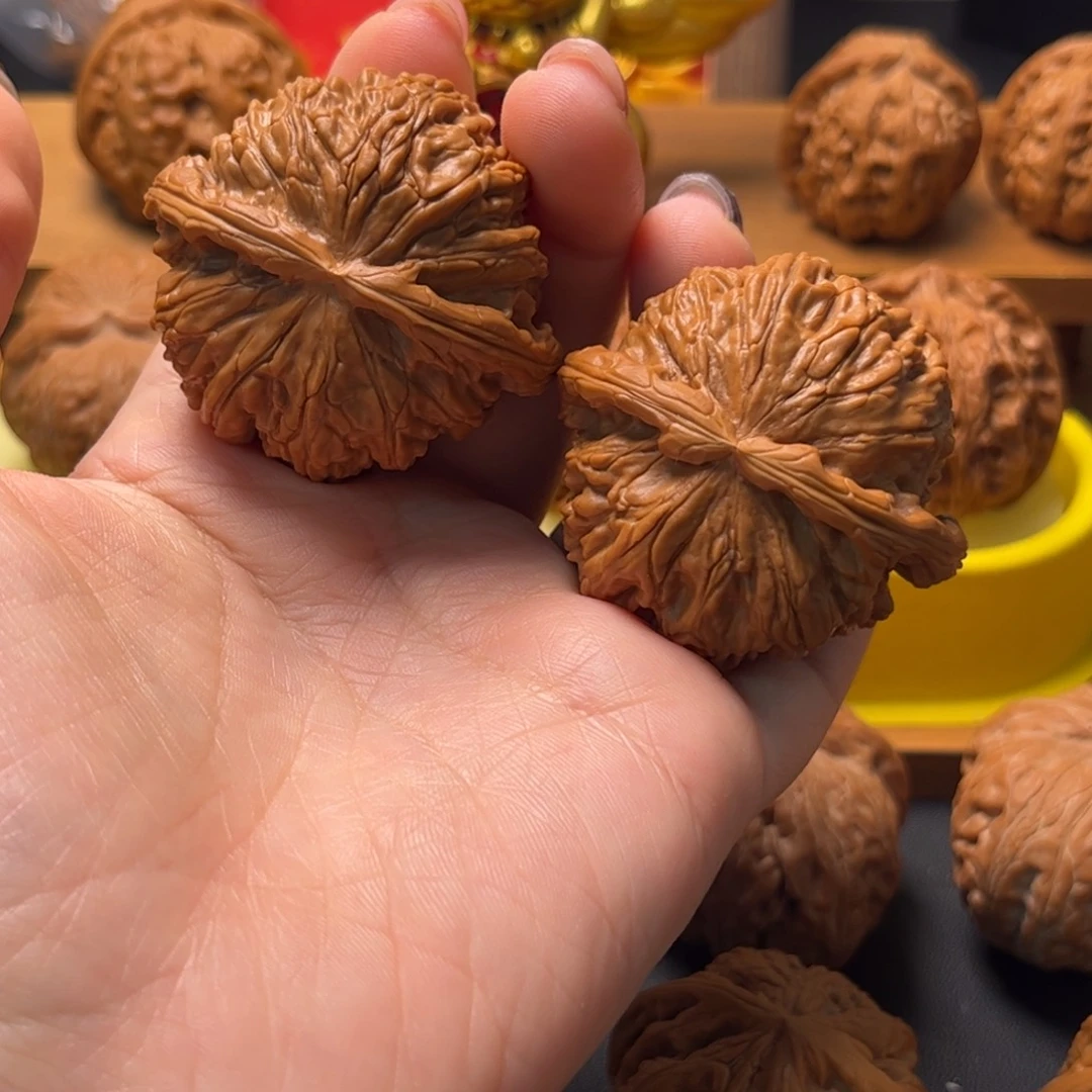 文玩核桃吊坠白狮子46修打底