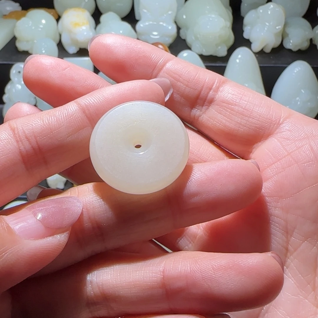 冷***清和田玉未镶嵌颈饰