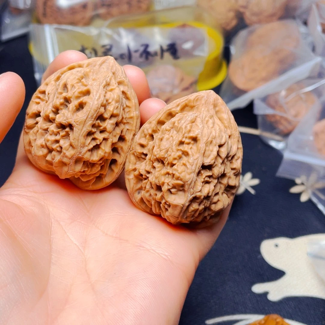 吊坠文玩核桃核尊一对