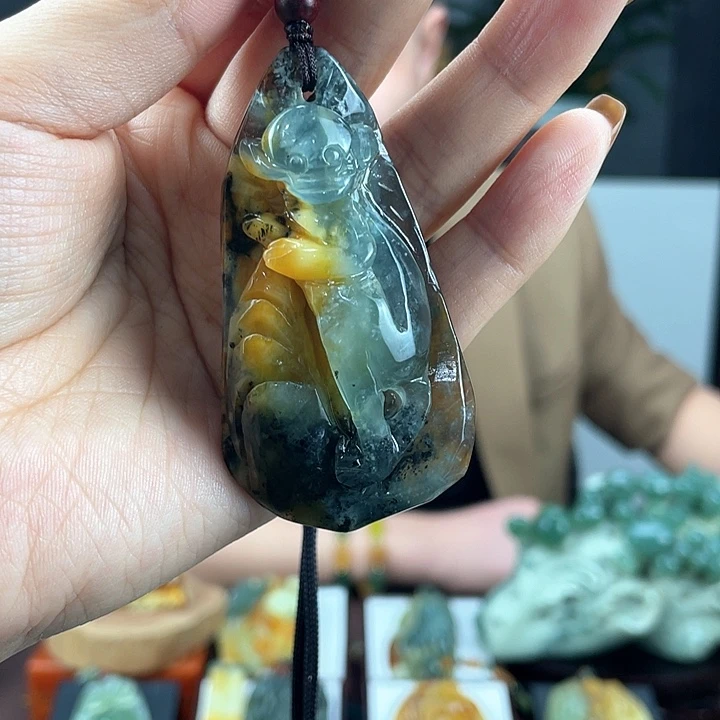 蛇纹石玉颈饰未镶嵌