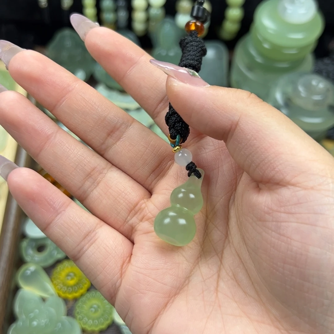 记***-蛇纹石玉未镶嵌颈饰绿葫芦