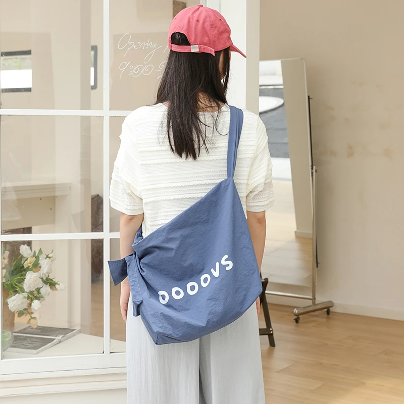 日系休闲字母尼龙布托特包女文艺百搭轻便斜挎布袋慵懒单肩邮差包