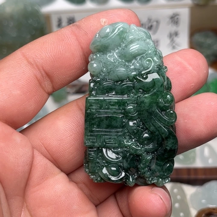 翡翠未镶嵌颈饰八破图
