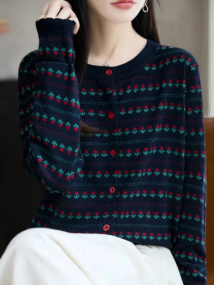 深圳南油白桃美美 花朵提花圆领排扣长袖复古重工女针织开衫A3249