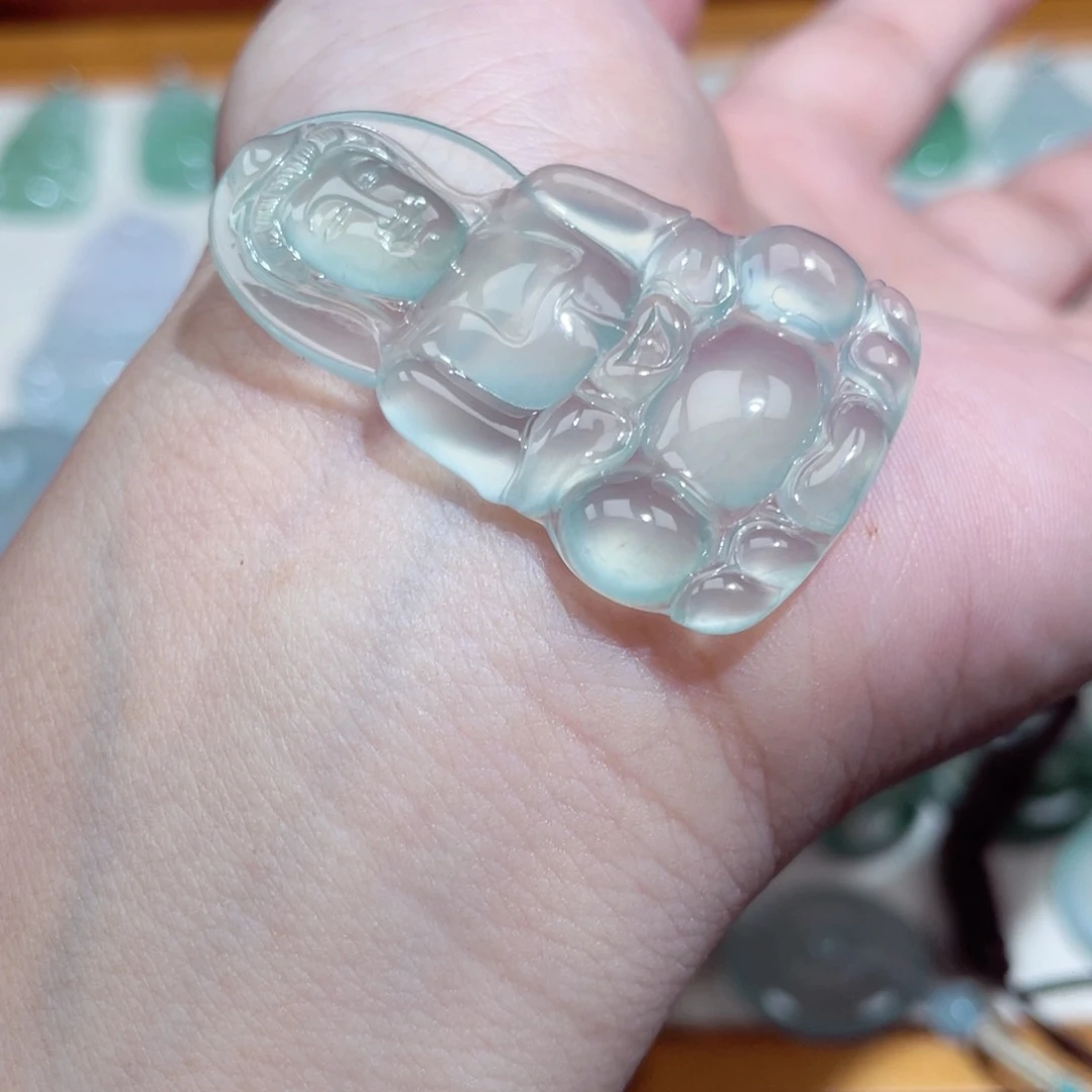 翡翠未镶嵌颈饰观音