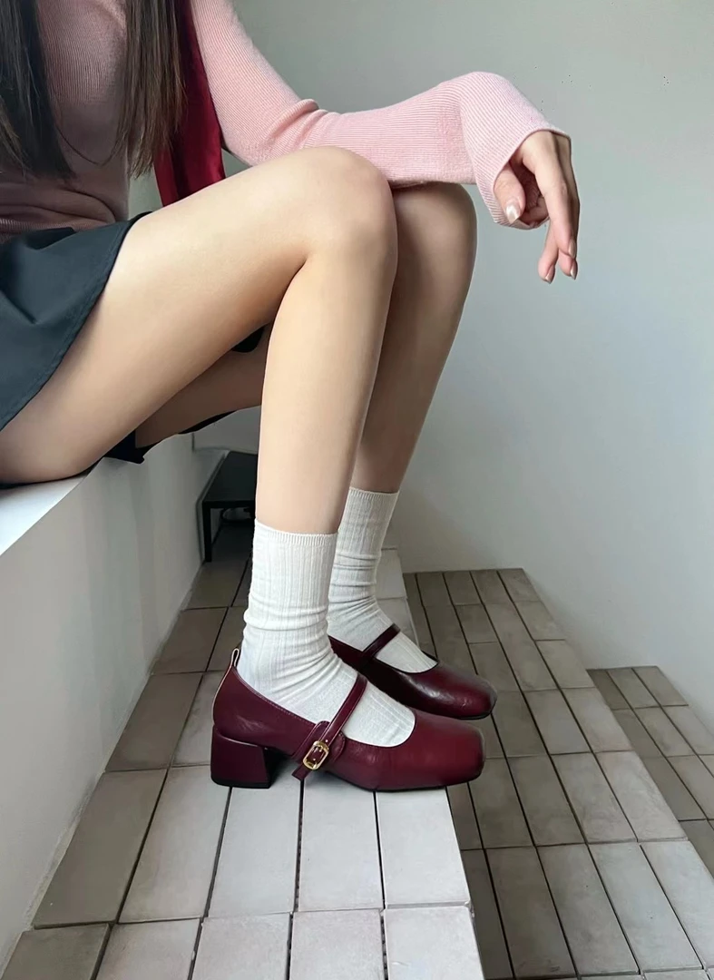 B590-2法式搭扣粗跟浅口中跟方头单鞋复古皮鞋时尚红色玛丽珍鞋女