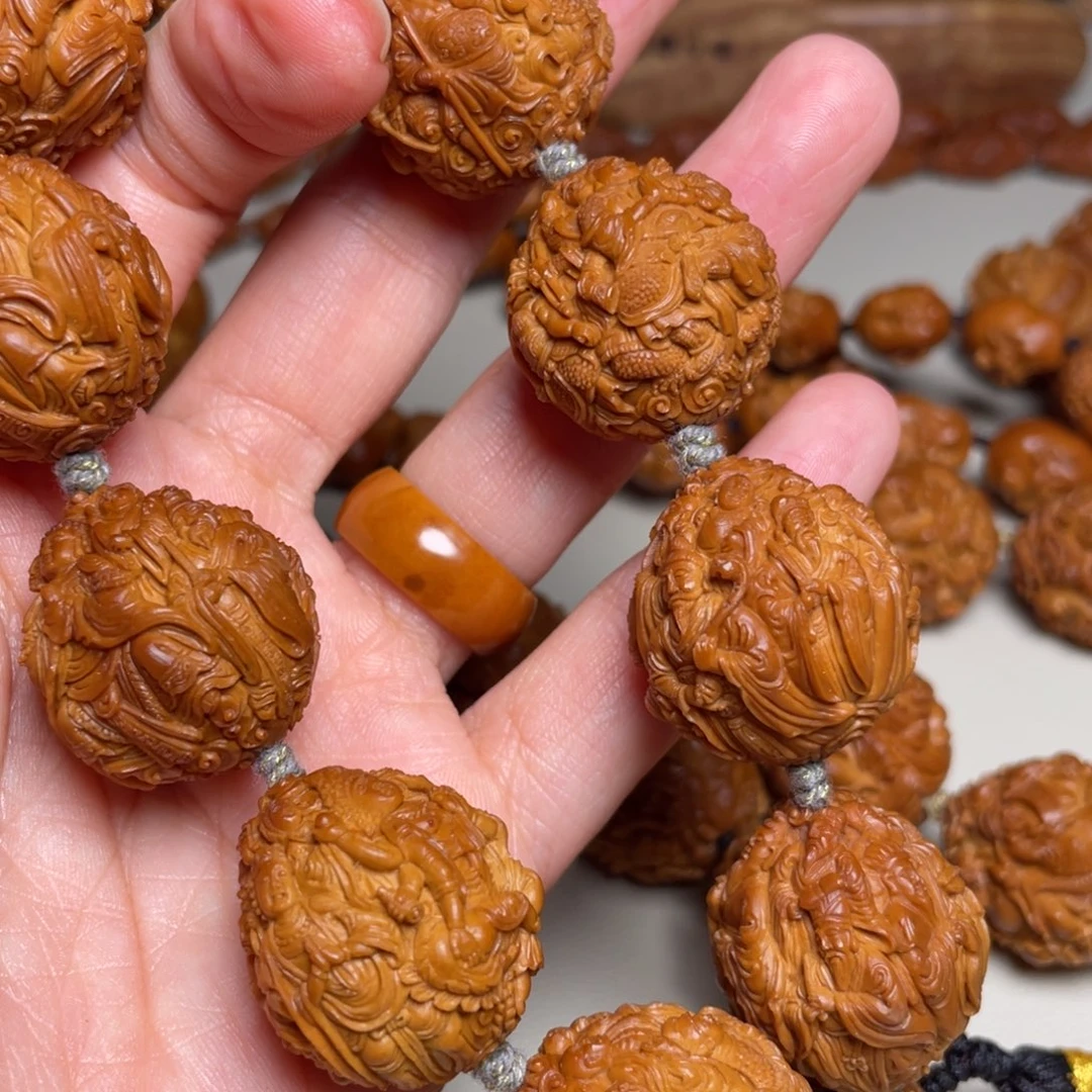 派***珊橄榄枝上开有花朵或