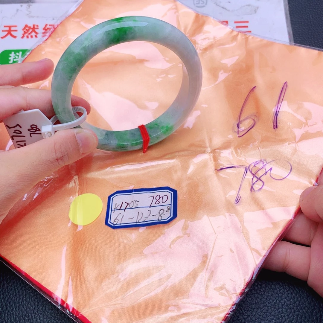 翡翠手镯未镶嵌翡翠