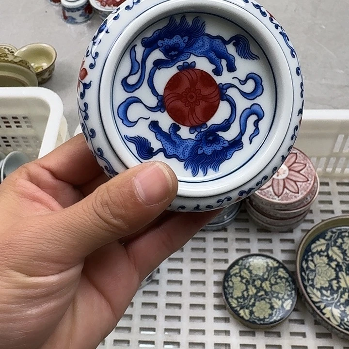 摆件陶****婷釉里红缠枝莲盖置