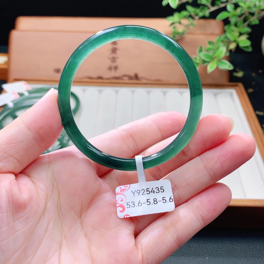 翡翠未镶嵌手镯（圆镯）
