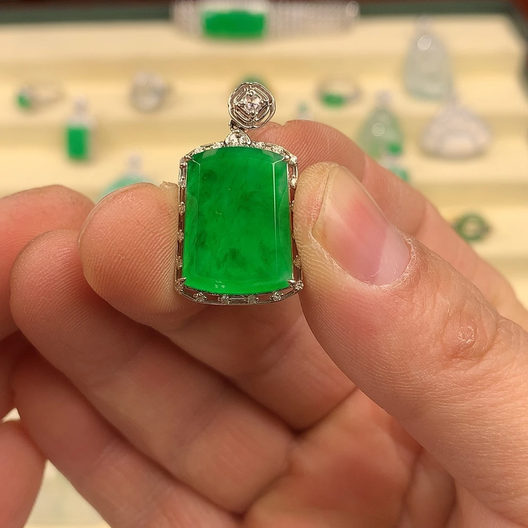 翡翠18K金镶嵌颈饰