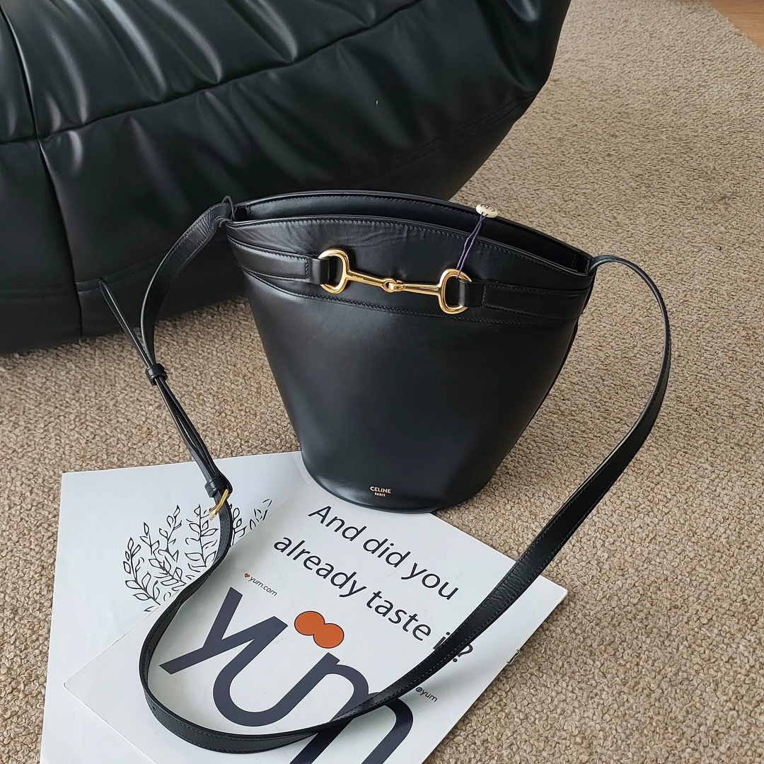 95新 Celine/思琳 Azul-Celine 黑金牛皮马衔扣斜挎水桶包/43878