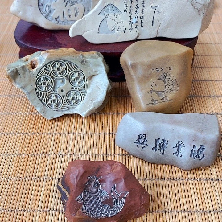 诺***敦原石雕刻工艺品手把摆件