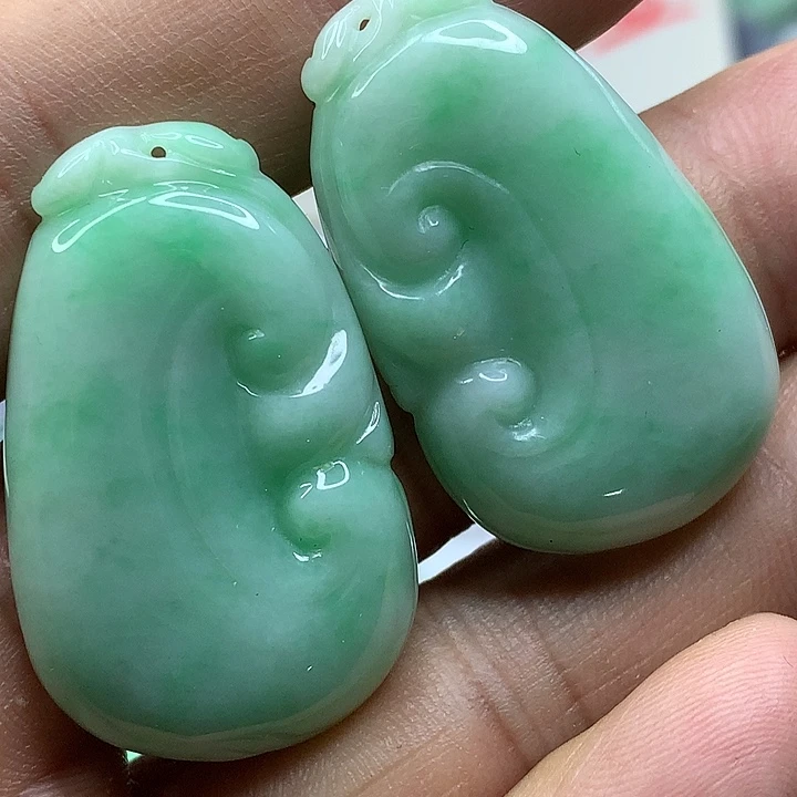 翡翠未镶嵌吊坠(赠链)