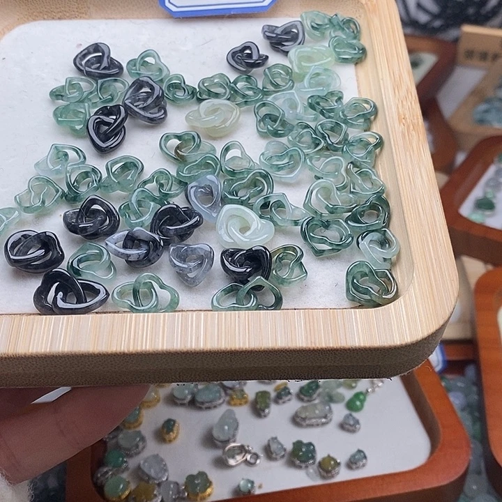 翡翠颈饰未镶嵌环环相扣1个