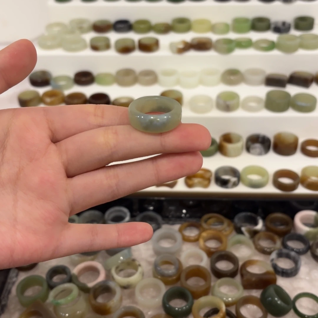 和田玉未镶嵌戒指蓝皮