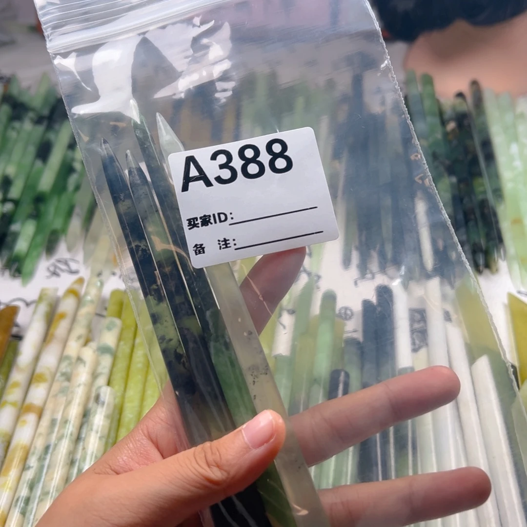 水***淼未镶嵌蛇纹石玉颈饰