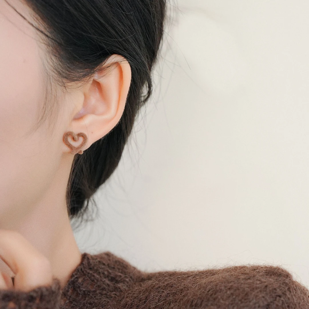 铜合金耳饰 韩国气质简约镂空丝绒美拉德色耳钉女爆款设计感耳环