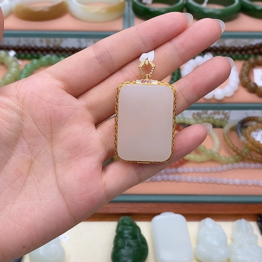 和田玉18K金镶嵌颈饰天然藕粉牌