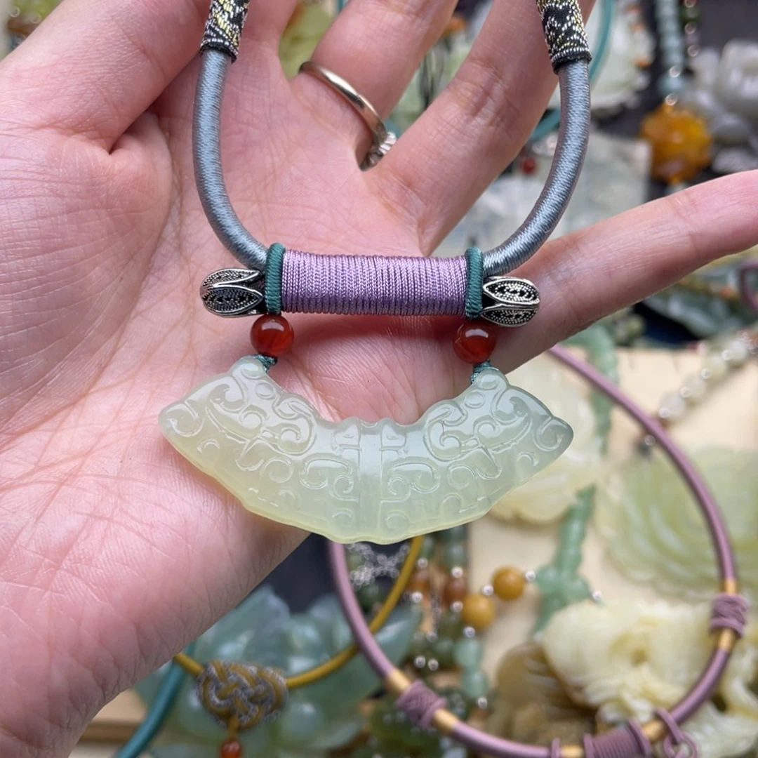 蛇纹石玉颈饰未镶嵌