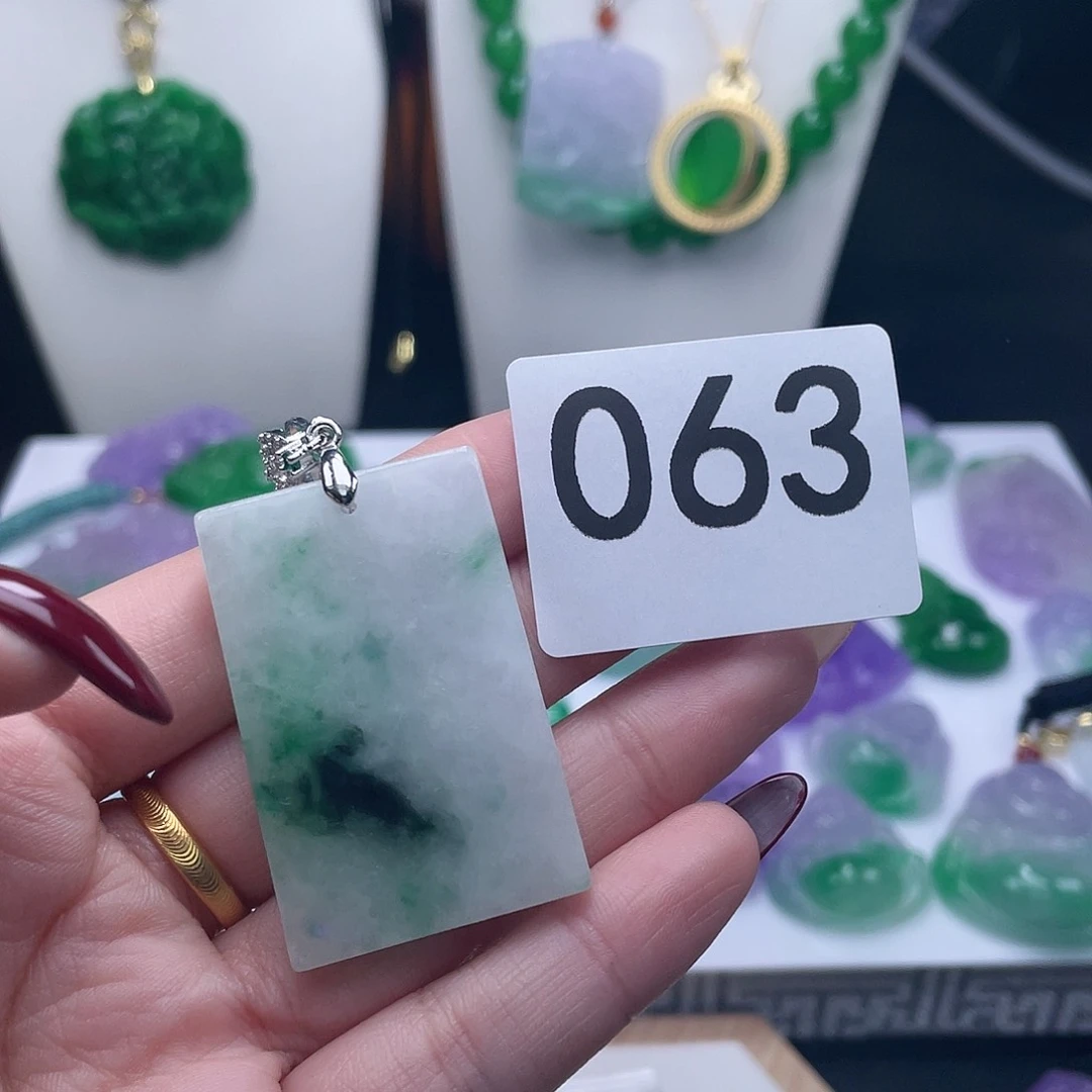 翡翠吊坠(赠链)未镶嵌