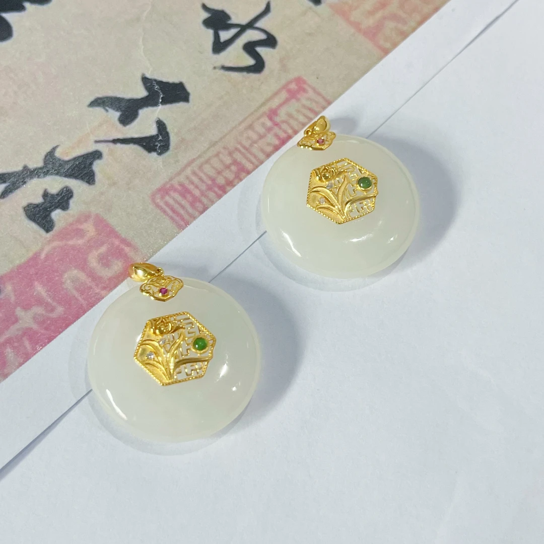 【小宝珠宝】15 T03391-18K金镶嵌和田玉吊坠-多样性发其一-24*6mm