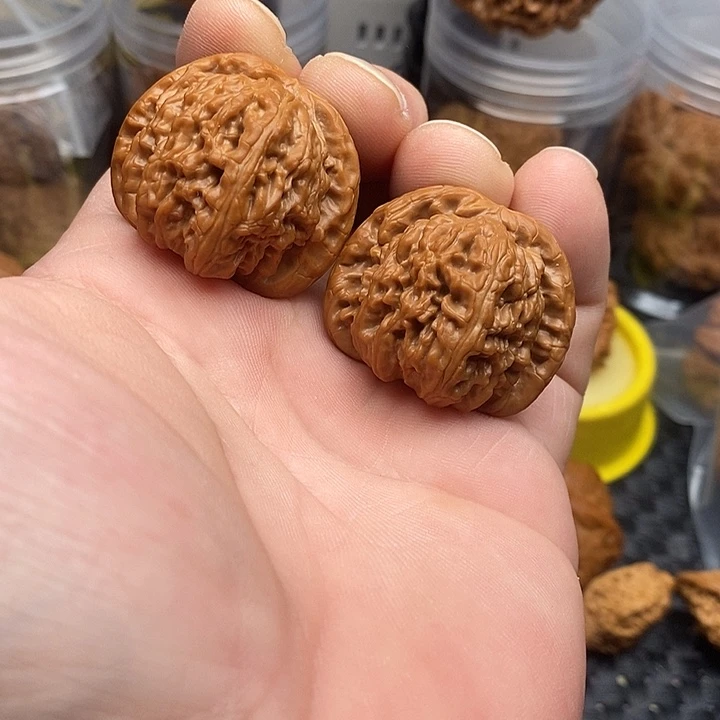 木质文玩核桃白狮子