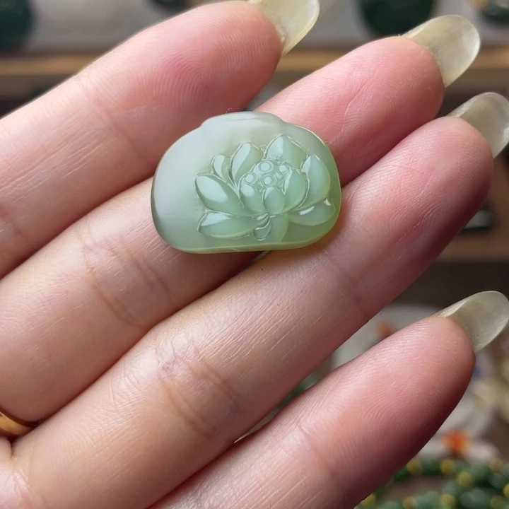 颈饰未镶嵌和田玉（碧玉）